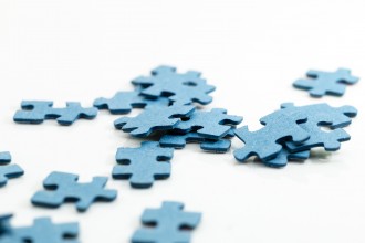 Chaos mit blauen Puzzleteilen